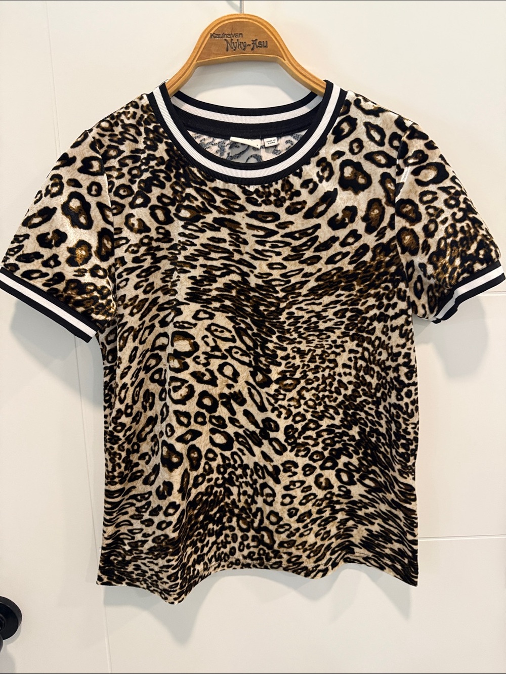 JDY Leopard Print Short Sleeve Top - Black & Brown size small